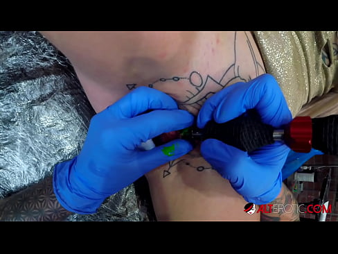 ❤️ Ekstremt tatoveret hottie Sully Savage fik en tatovering på sin klitoris Porno at da.amzhoka.top ❤